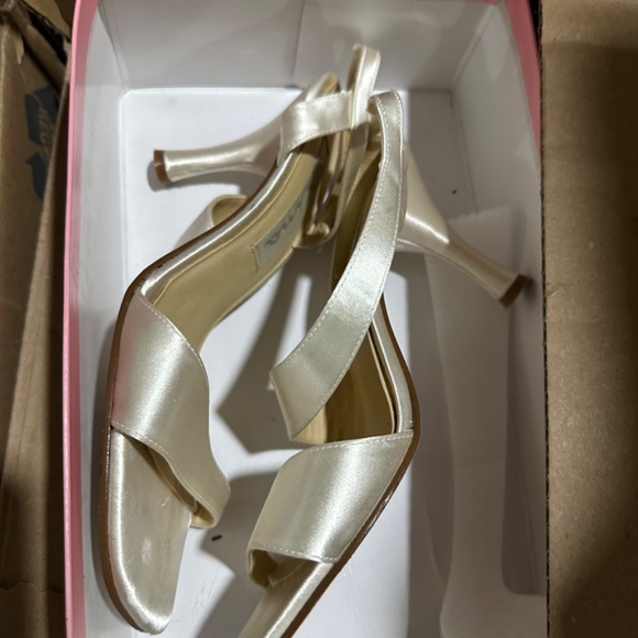 Nina dyeable heels - Picture 2 of 2